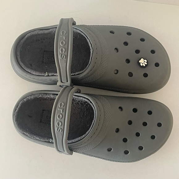 Crocs Classic Lined Unisex Black Slip-On Faux Fur Clogs
Men Size 4
Women Size 6 - Picture 5 of 5